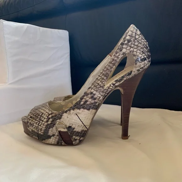 Guess High Heels — • Snake Skin Pattern • needs some TLC 🌻